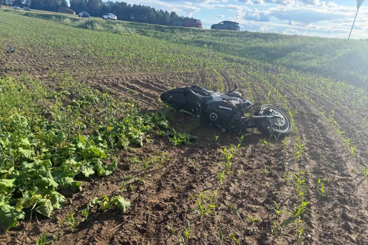 Под Гродно мотокицлист врезался в фуру. Мужчина погиб, его дочь в больнице