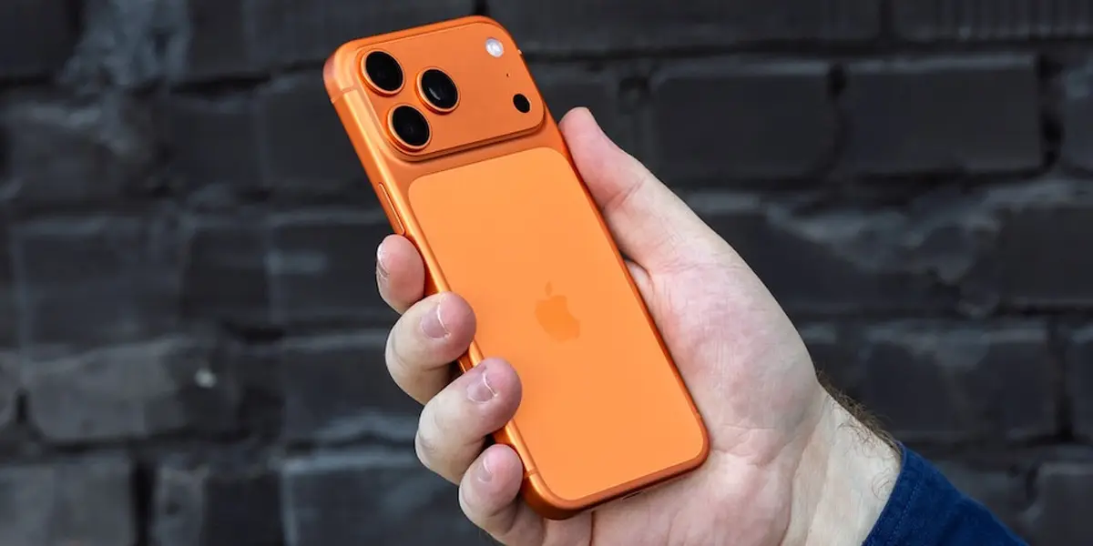 Оранжевый iPhone 17 Pro Max закопали в земле до 2276 года. Зачем?