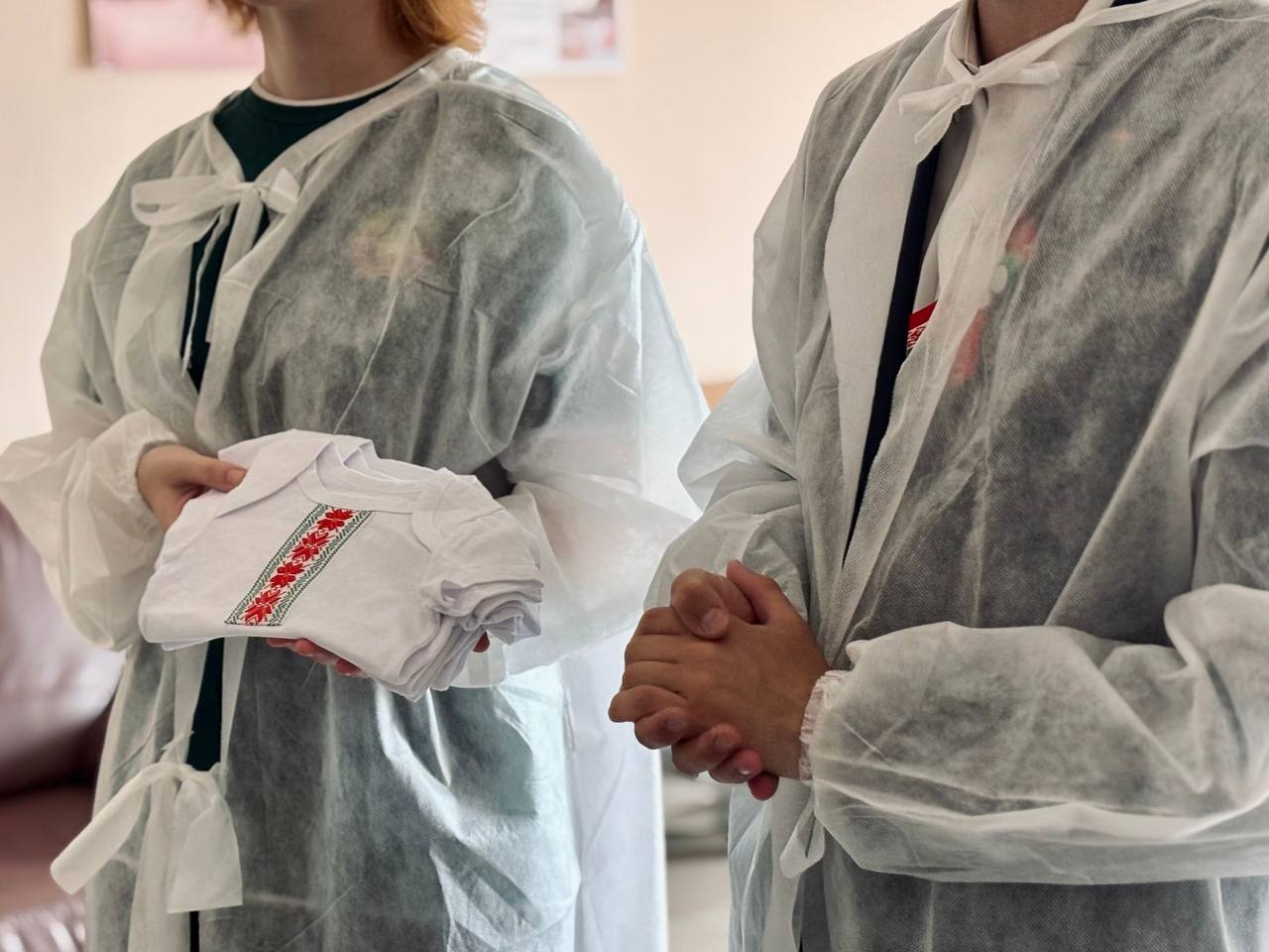 Боди с белорусским орнаментом подарили деткам в Брестском роддоме