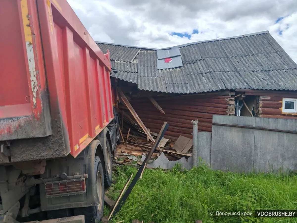 Большегруз въехал в жилой дом в Гомельской области
