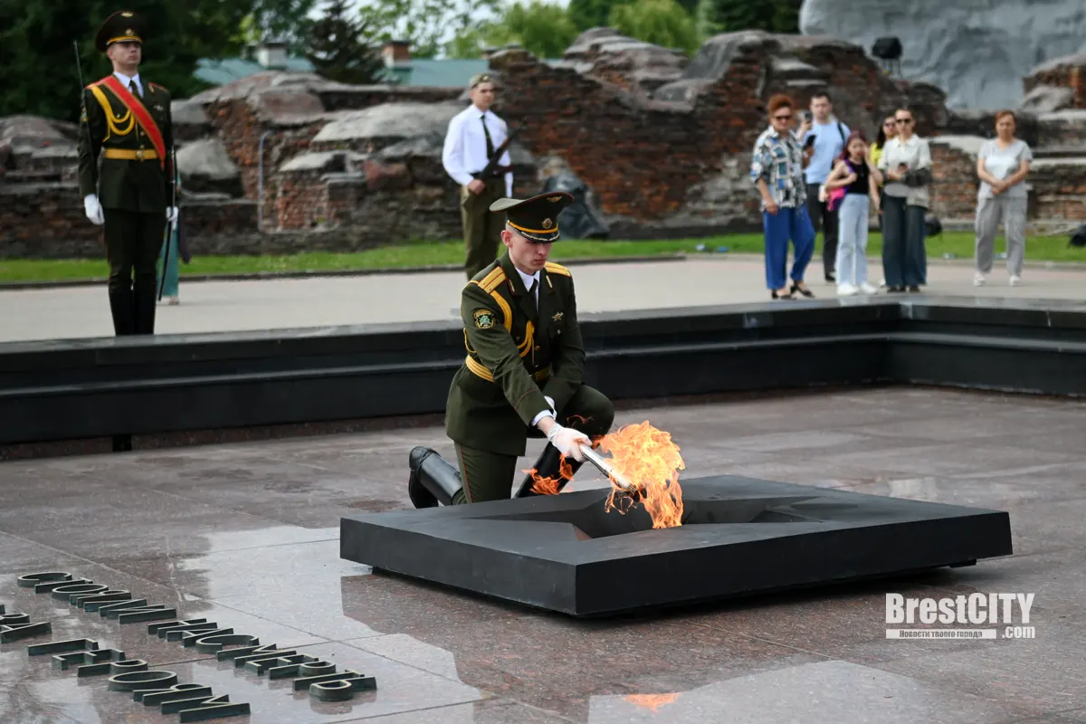 Пламя Вечного огня из Брестской крепости передадут в Центральный парк ВС России