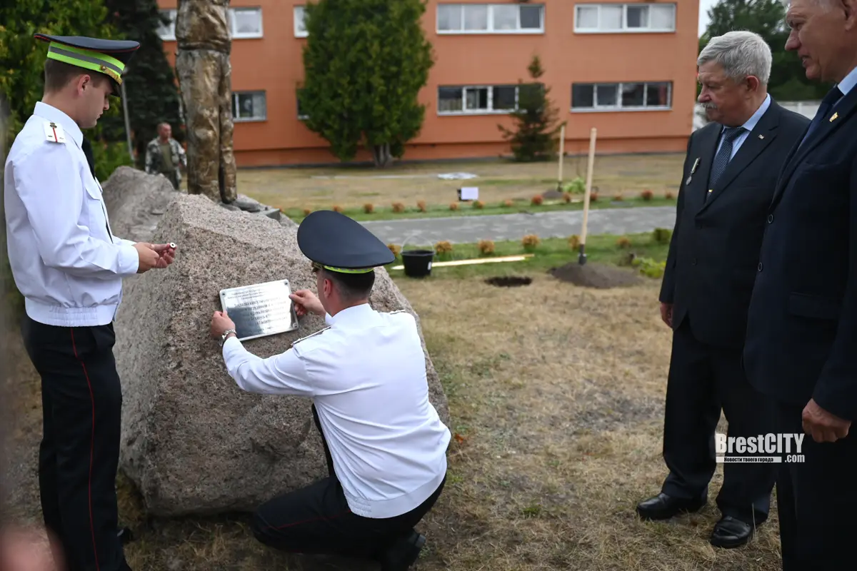 Капсулу с посланием в 2036 й год заложили в Бресте сотрудники и ветераны ГАИ