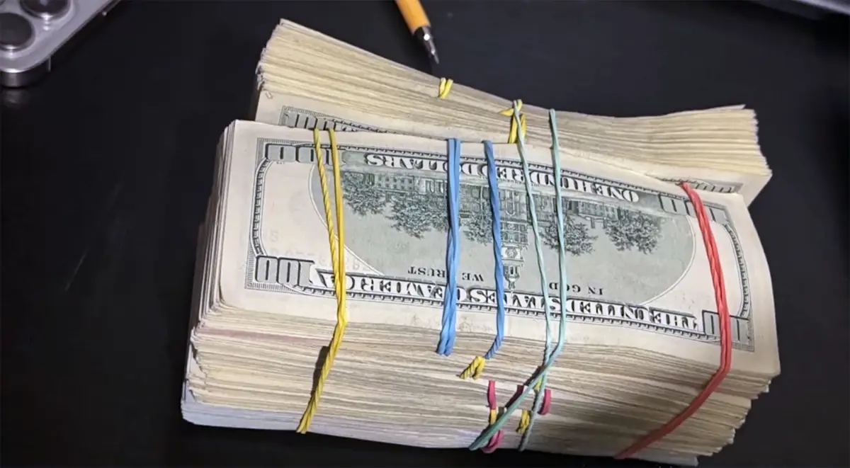 Кинули иностранца на крупную сумму, заменив $130 тысяч на фальшивые