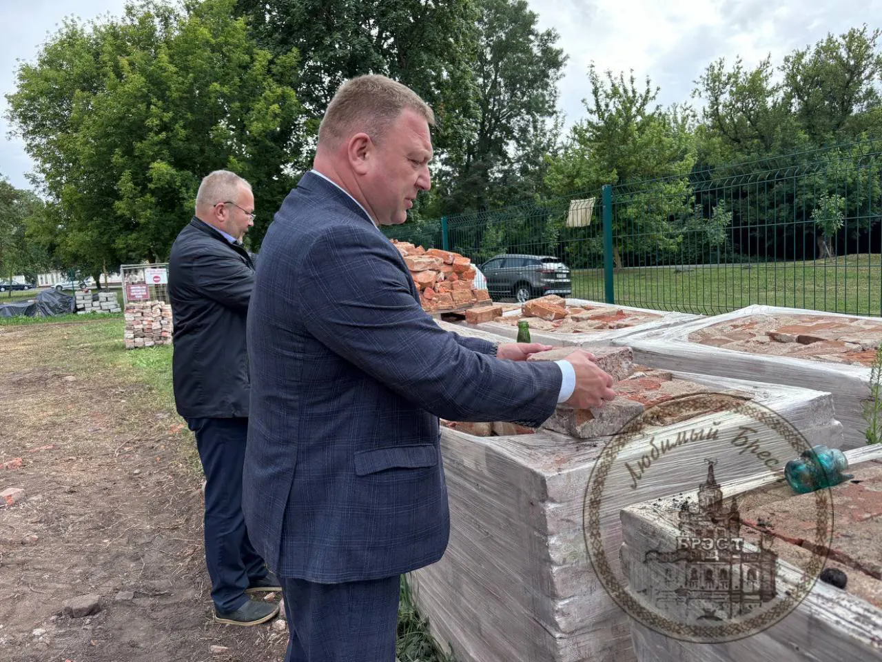 Гильзы, стеклянные колбы... Что нашли при расчистке завалов руин Бернардинского монастыря