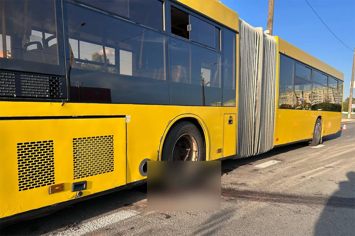 В Минске автобус наехал на водителя мужчина погиб В Минске автобус наехал на водителя мужчина погиб