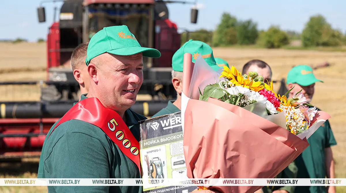 Водитель из Каменецкого района первым в стране перевез 5 тыс. тонн зерна на уборочной