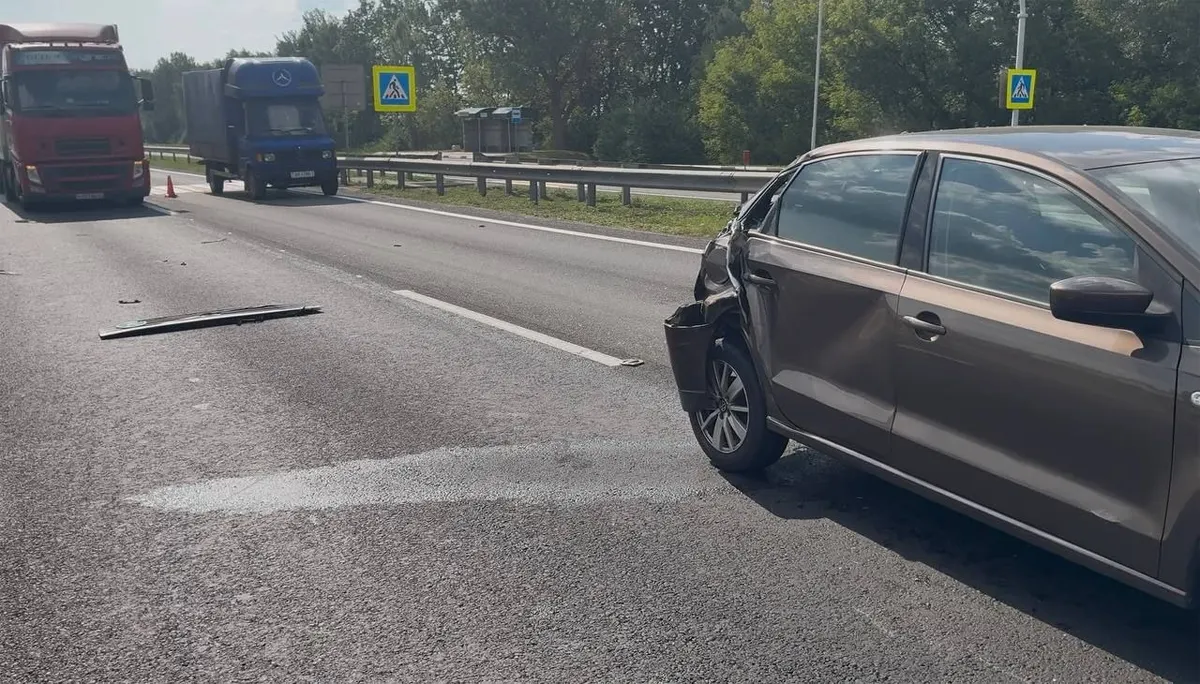 Фура врезалась в VW на М1 в Жабинковском районе. Водитель в больнице