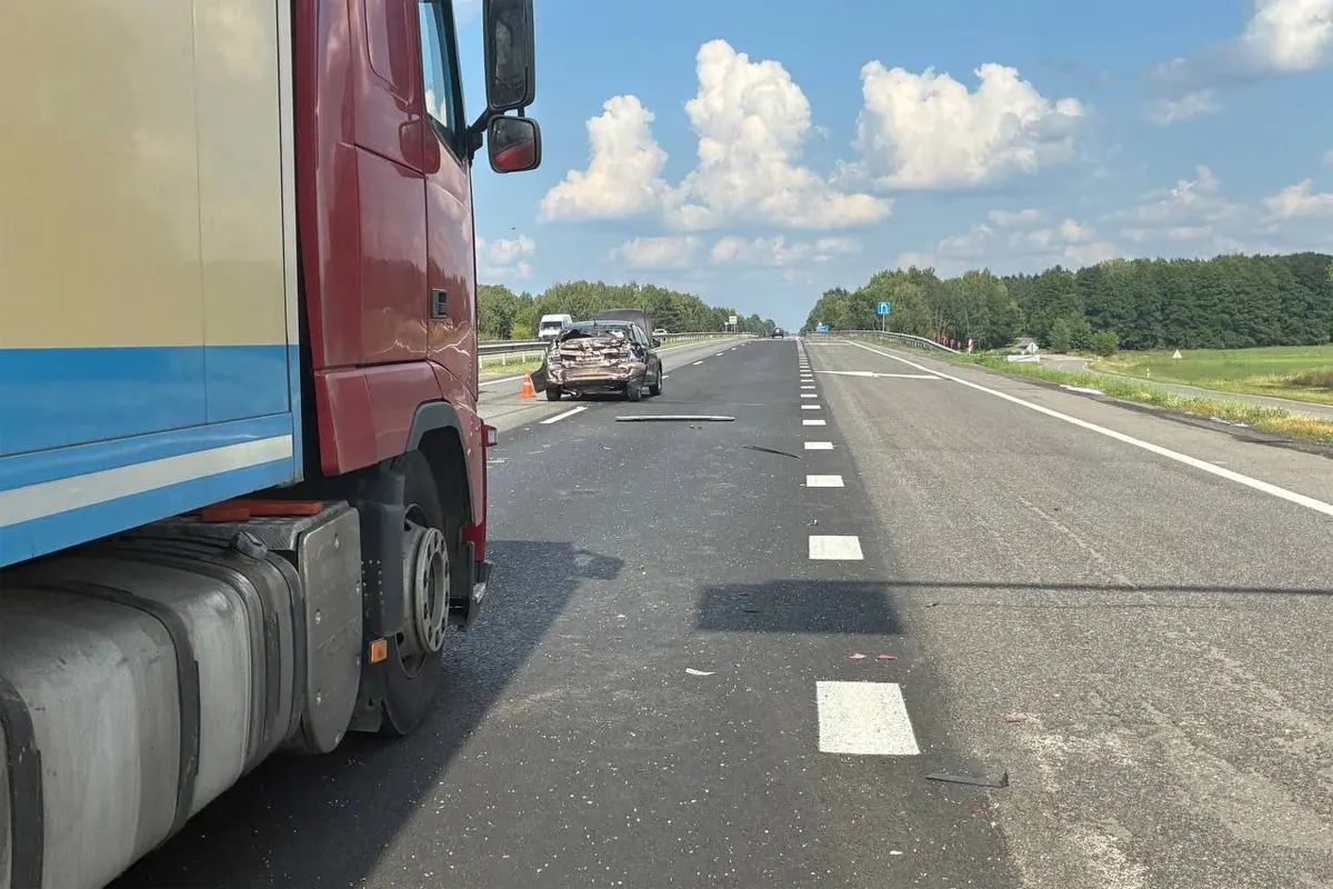 Фура врезалась в VW на М1 в Жабинковском районе. Водитель в больнице