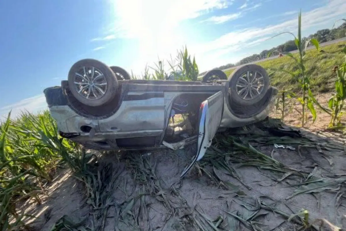 Ночью на М10 водитель из Минска перевернулся на Geely