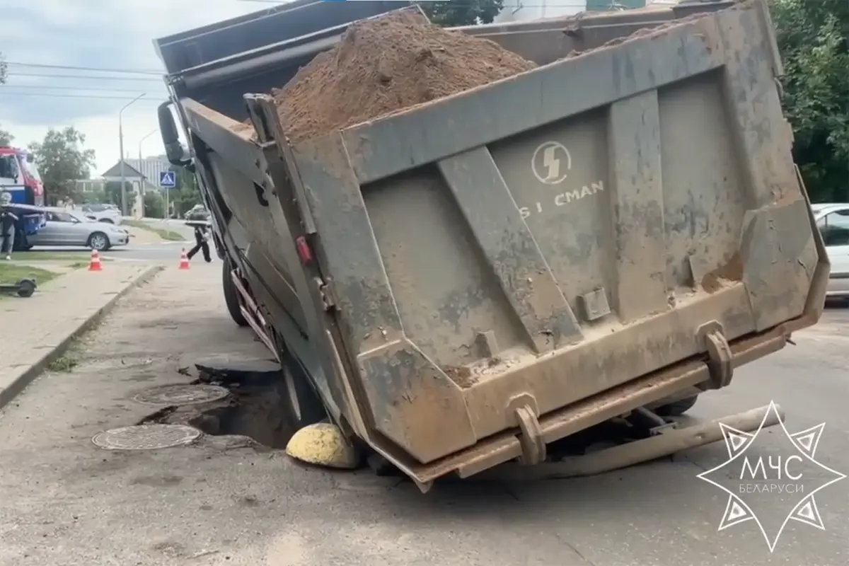 Грузовик частично провалился под асфальт в Минске   видео