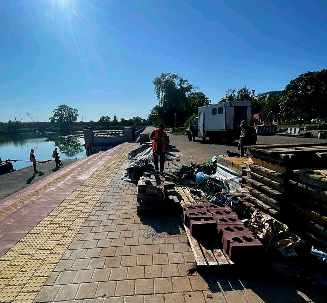 В Бресте обновили центральный спуск к воде на Набережной