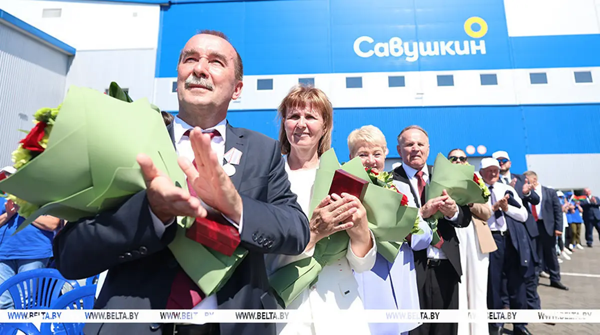 Лукашенко вручил госнаграды в ОАО Савушкин продукт