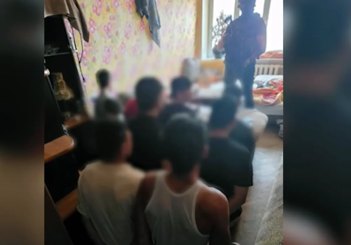 Пенсионерка превратила квартиру в хостел для нелегалов. Видео из Минска Пенсионерка превратила квартиру в хостел для нелегалов. Видео из Минска