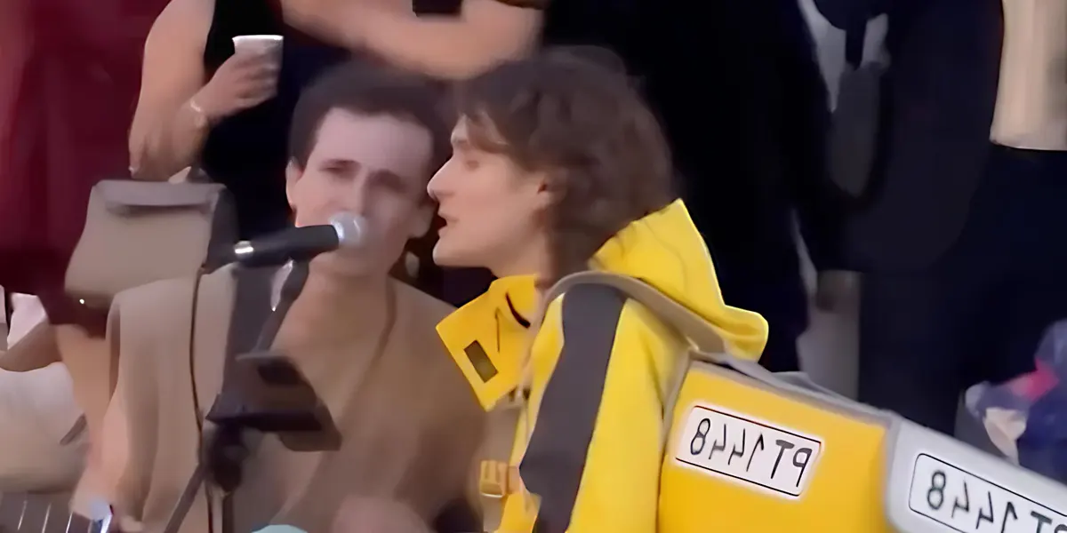 Парень из Бреста подпел уличному музыканту в Москве и стал звездой соцсетей