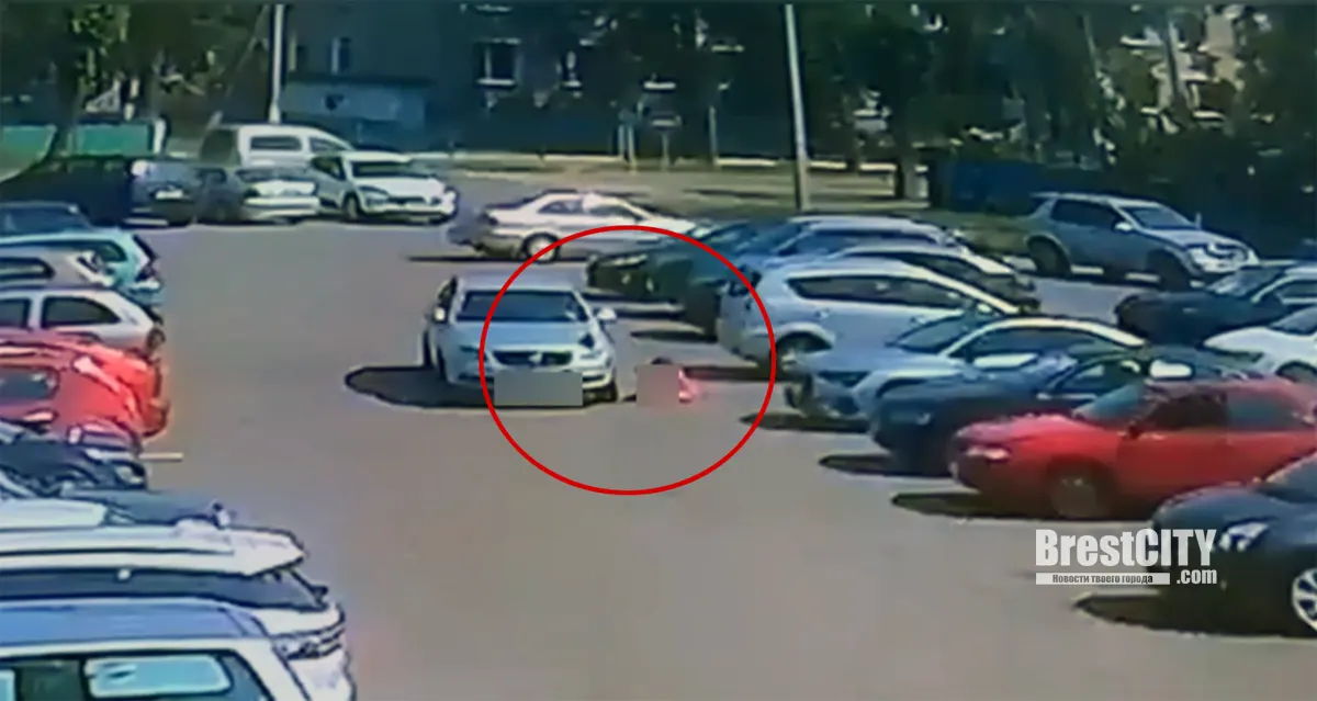Маленькая девочка выбежала из за припаркованного авто   видео ДТП в Ивацевичах