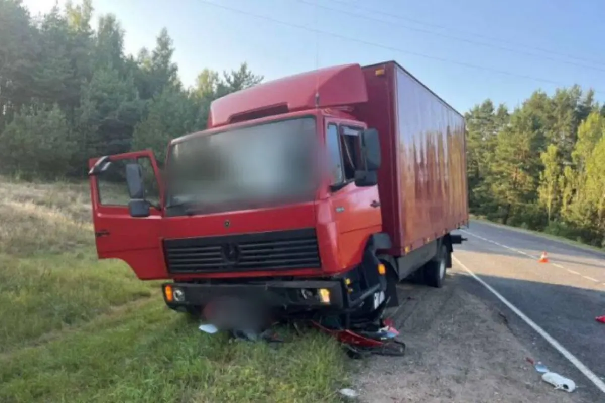 Водитель СПМ с девушкой попали под колёса грузовика   в больнице