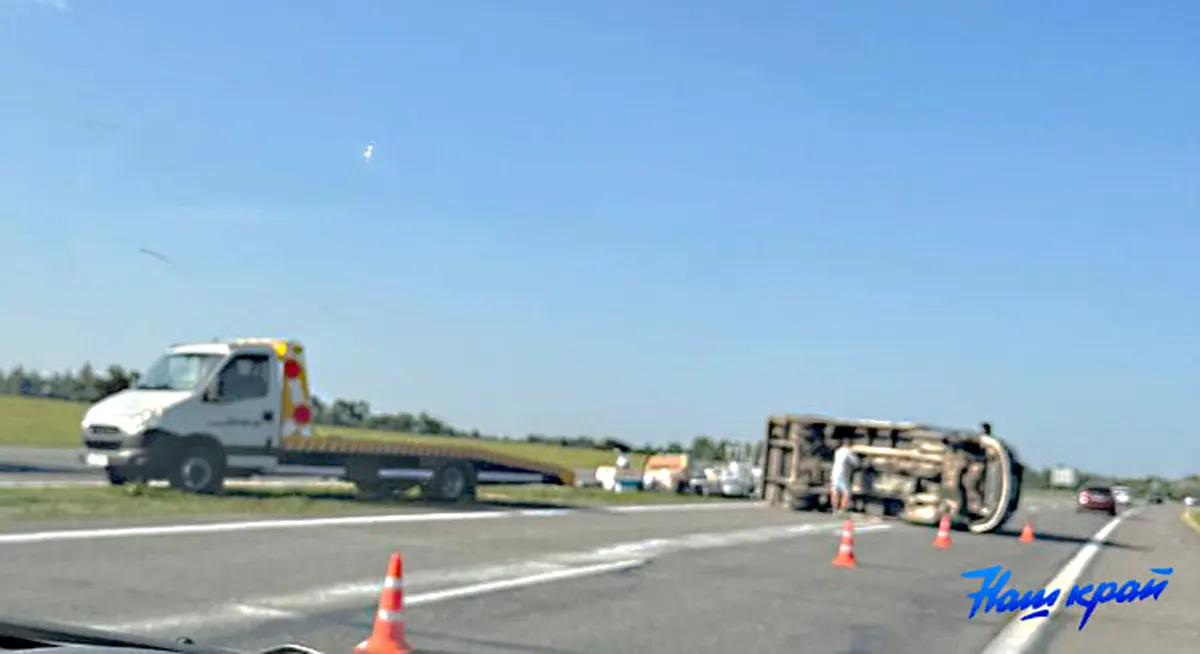 Водитель уснул за рулем в Барановичском районе   машина с мебелью опрокинулась