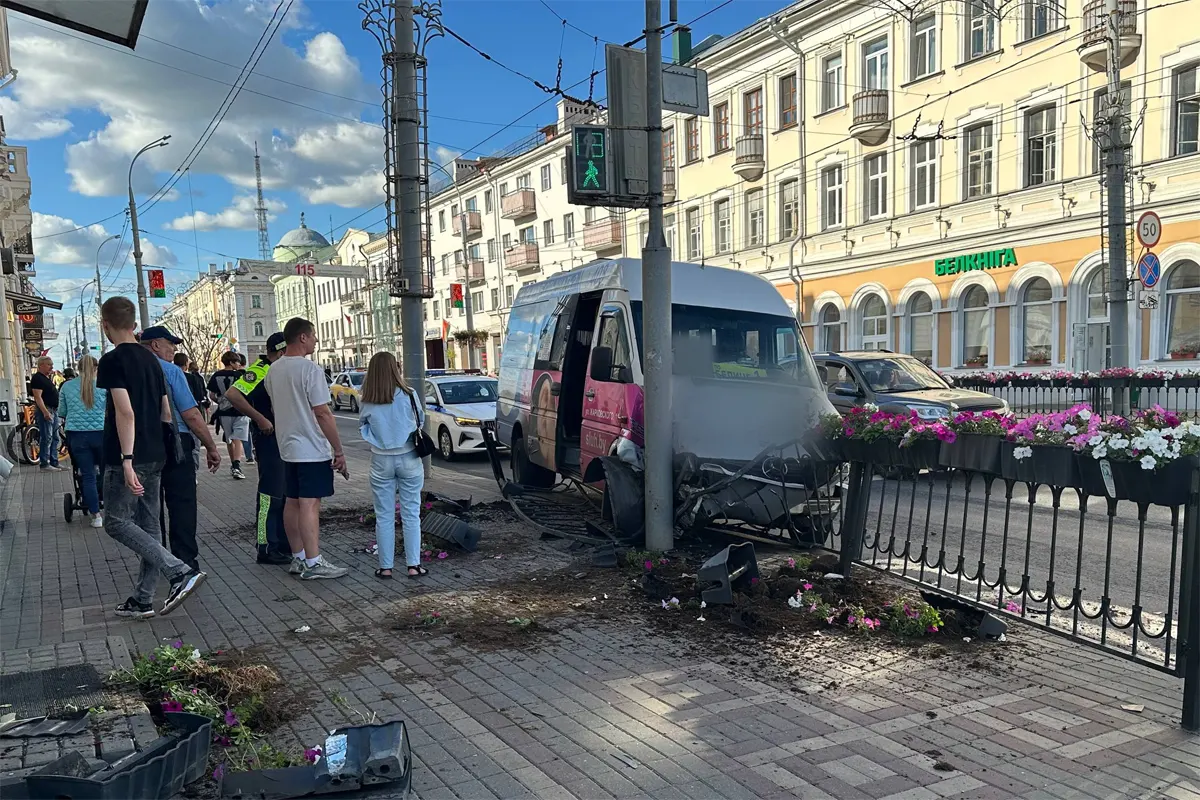 Гомель: маршрутка врезалась в светофор   есть пострадавшие