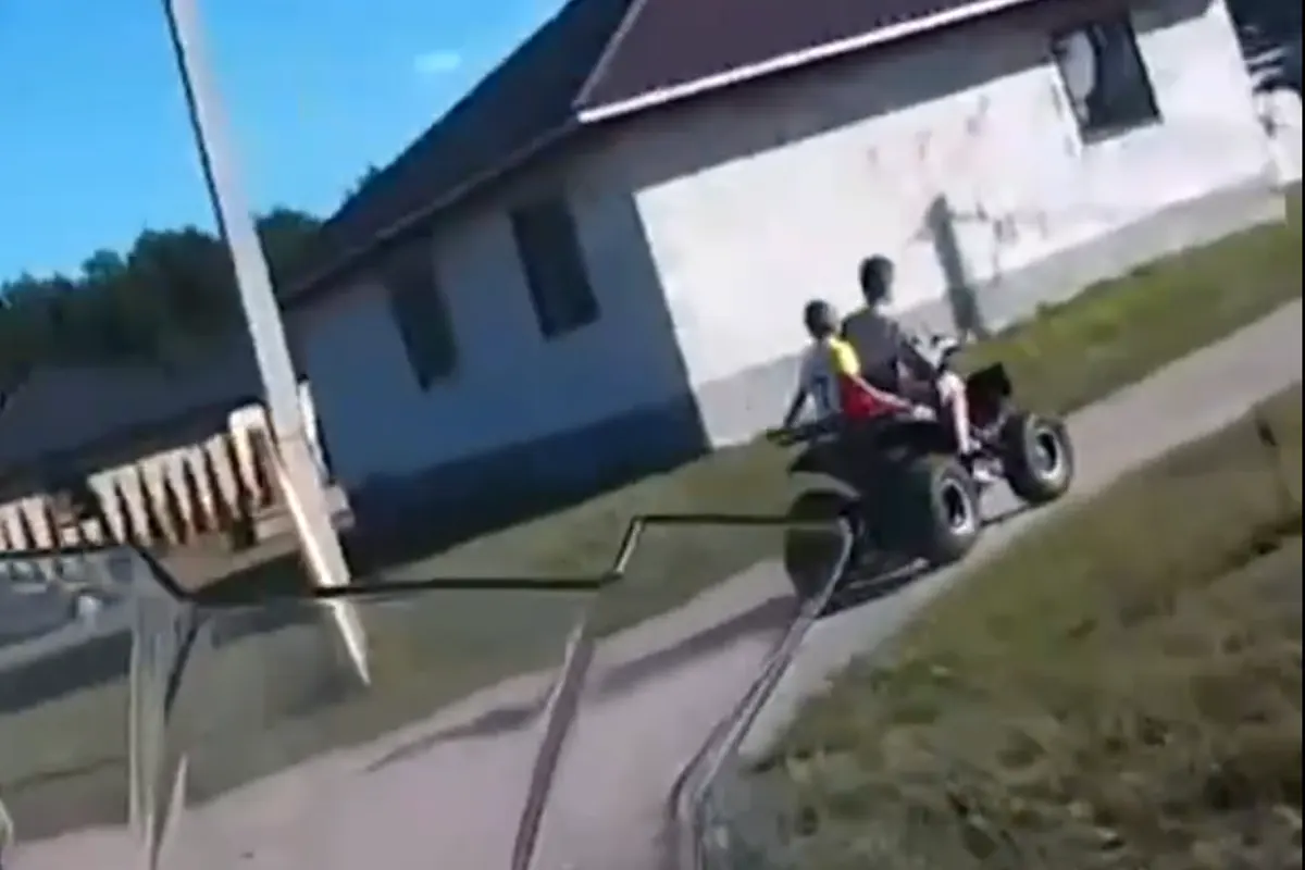 Дети на квадроцикле и подросток мотоциклист   видео из Кобринского района