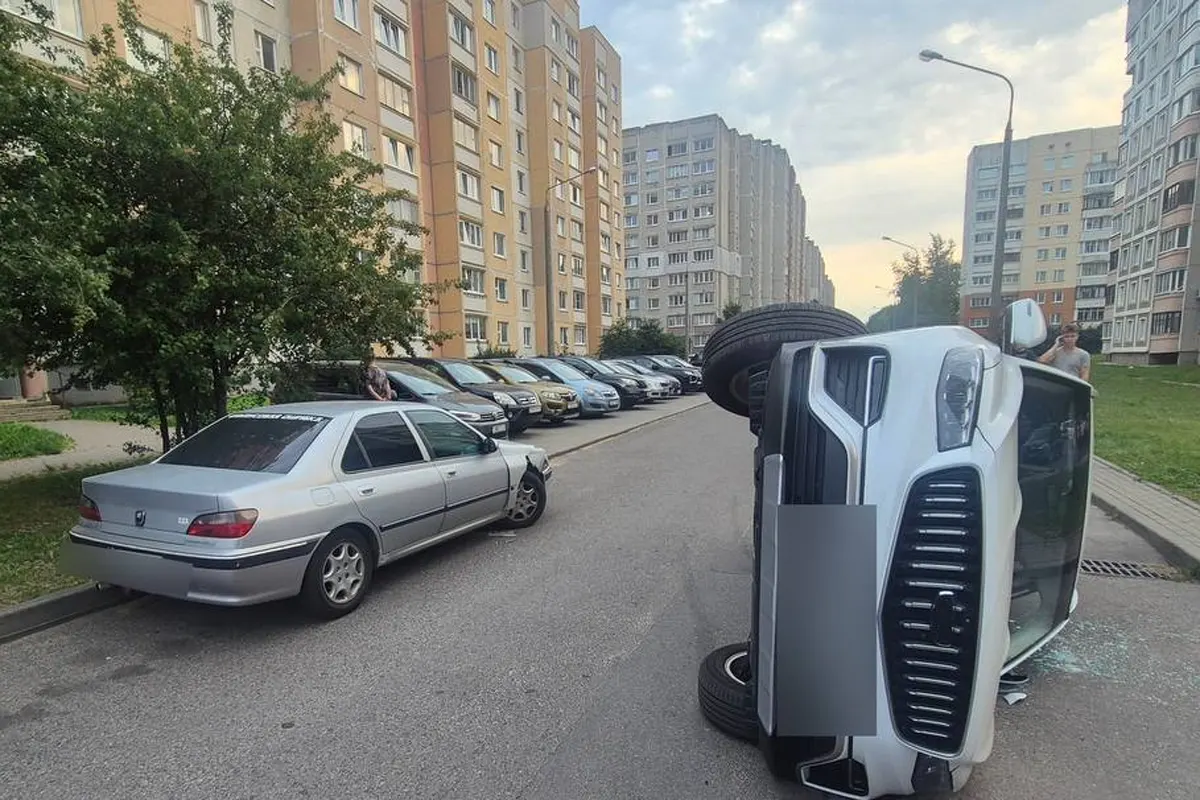 В Минске во дворе опрокинулся автомобиль   что произошло