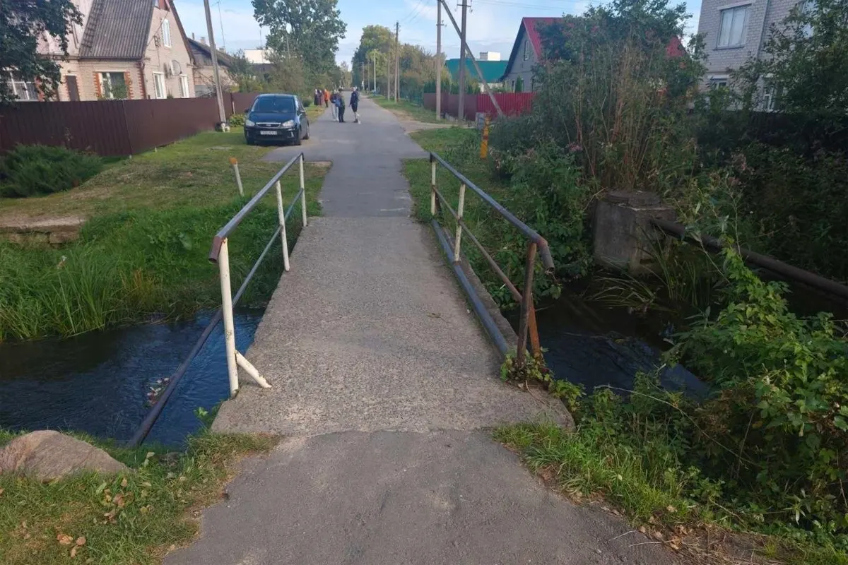 Женщина утонула в реке после падения с велосипеда на мосту